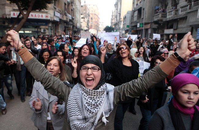 فتاة الثورة المصرية على غلاف مرجع أجنبي