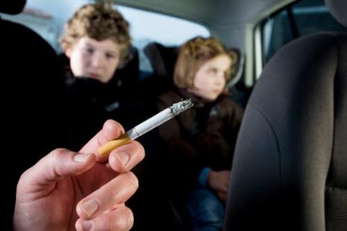 بدء تنفيذ حظر التدخين في السيارات بوجود أطفال في ا