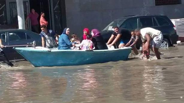 نقل المواطنين بمراكب الصيد بعد غرق شوارع الاسكندري