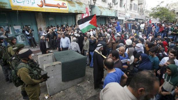  فلسطينيون يحتجون مطالبين بإعادة جثامين الفلسطينيي