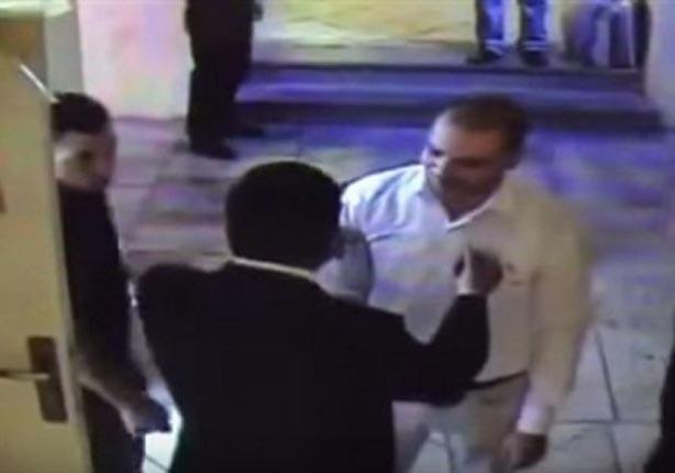 صورة من فيديو الاعتداء علي العامل المصري