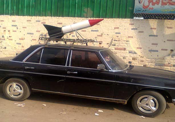 مرشح يصنع مجسم صاروخ أعلى سيارته ببني سويف