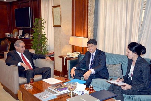 اجتماع وزير الصناعة مع سفير كازاخستان بالقاهرة