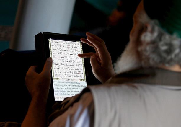 بالفيديو.. هل يجوز الصلاة بقراءة القرآن من الموباي