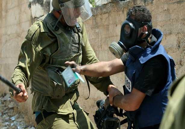 قوات الاحتلال الاسرائيلي تعتدي على احد الصحفيين