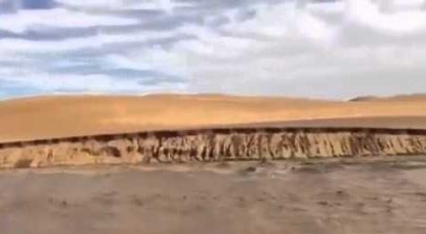 ظهور نهر غريب في صحراء السعودية