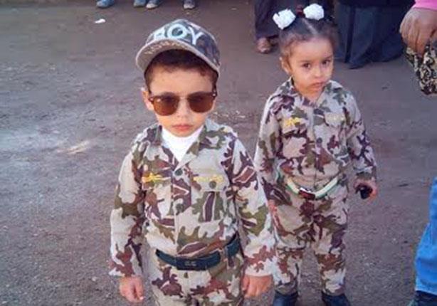 أطفال يرتدون زي الجيش أمام اللجان الانتخابية بالشر