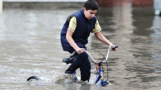 شوارع الدوحة غمرتها المياه مما أدى إلى إغلاق المدا