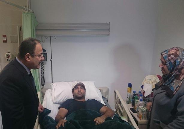 وزير الداخلية يزور مصابي تفجير فندق العريش 