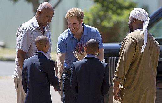 الأمير هاري في زيارة لمركز تأهيل في كيب تاون