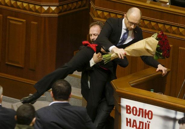 ضرب رئيس وزراء أوكرانيا داخل البرلمان 