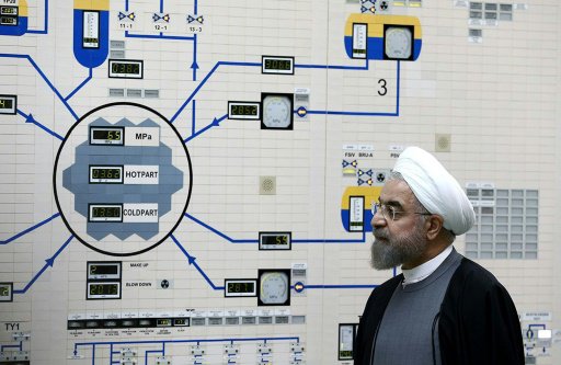 الرئيس الايراني حسن روحاني في غرفة التحكم في منشأة