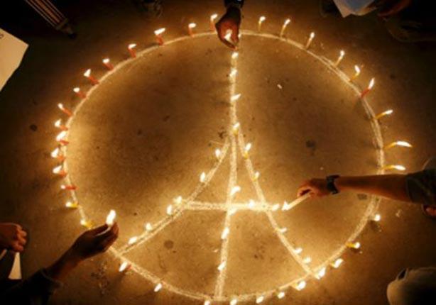 اضاءة شموع تأبينا لضحايا هجمات باريس