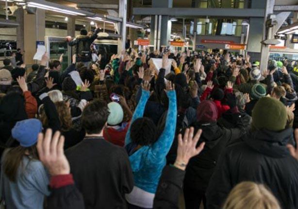 مجموعة من المتظاهرين في مطار سانت بول