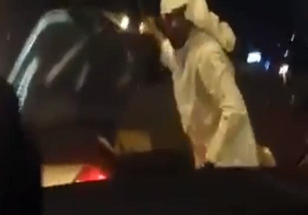 خليجي يعتدي على شاب مصري ووالدته ويحطم سيارته