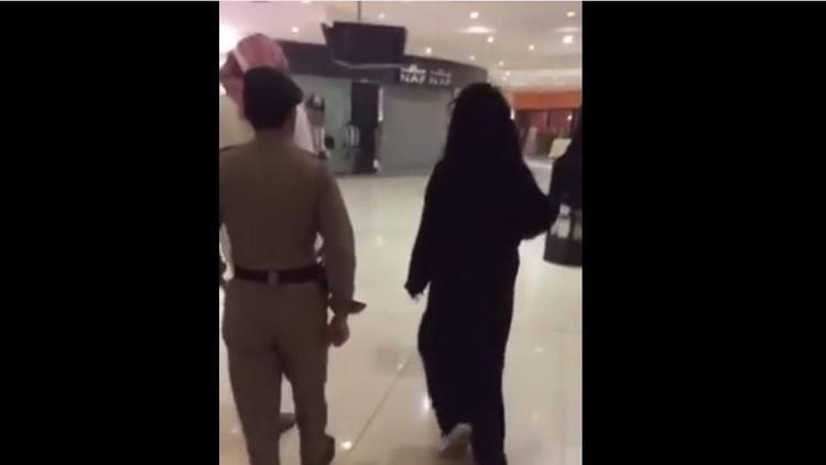 اعتقال سعودي متنكرا بملابس نسائية داخل مركز تجاري