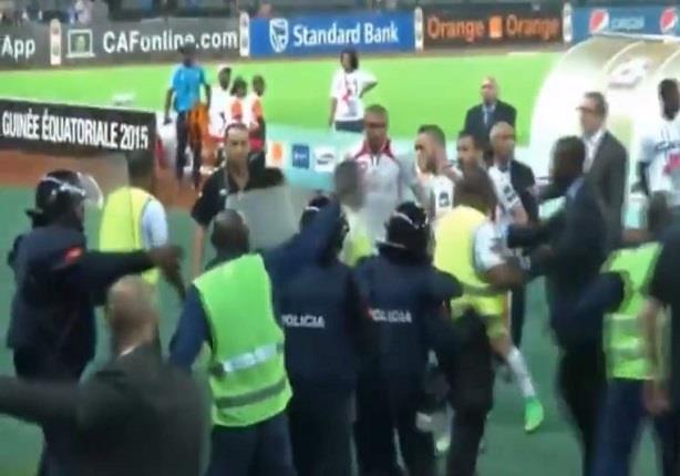 لاعبو تونس يطاردون الحكم بعد هروبه