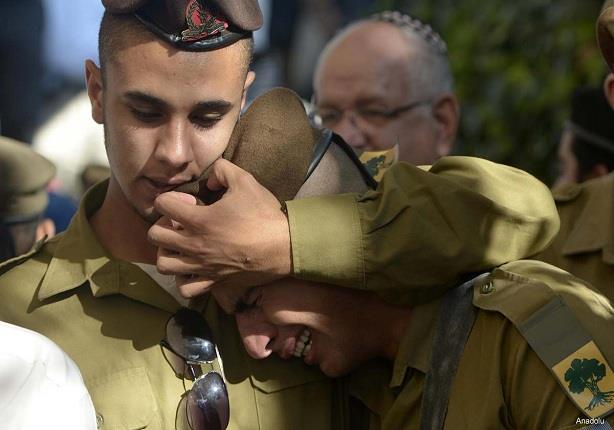 جنود إسرائيليون ينهارون خلال التدريبات والضباط يعا