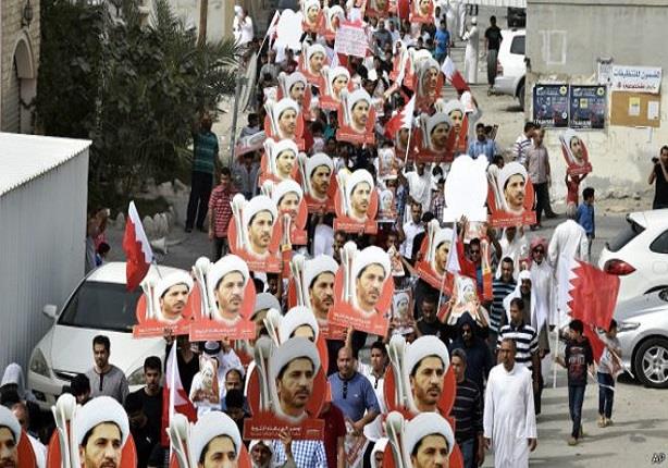 خرج المحتجون في مسيرات وهم يحملون علم البحرين، وصو