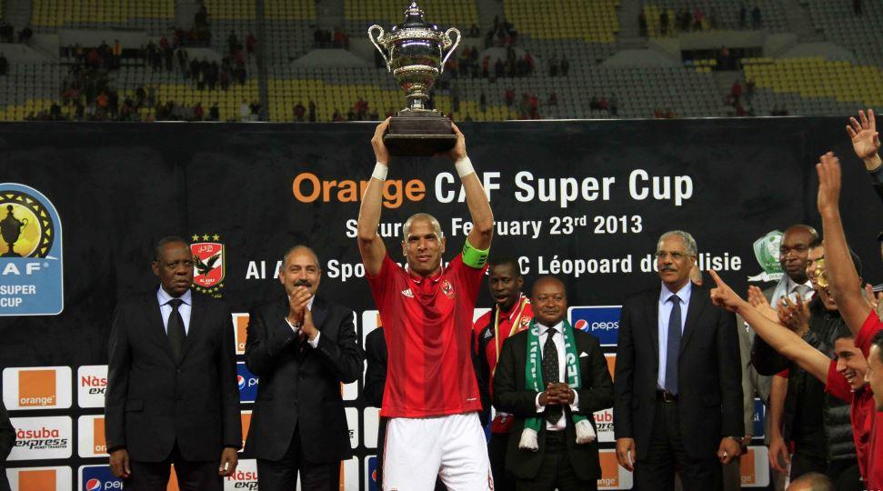 وائل جمعة يرفع كأس السوبر مع الأهلي 2013