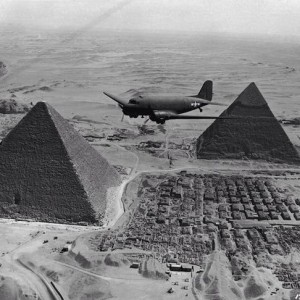 طائرة نقل عسكرية تحلق فوق أهرامات الجيزة في مصر عا