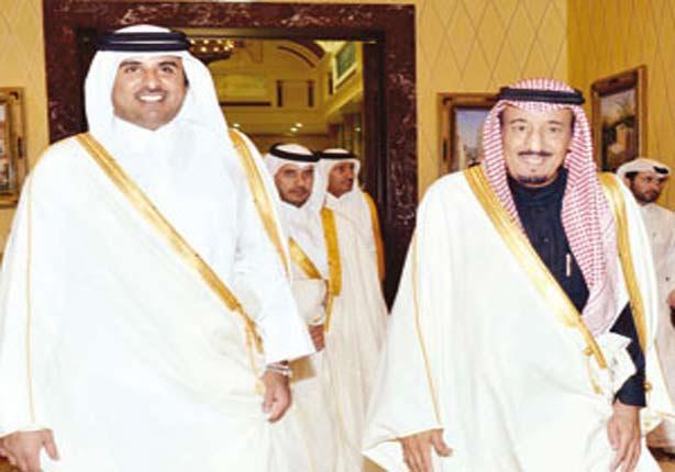 العاهل السعودي الملك سلمان بن عبدالعزيز وأمير قطر 