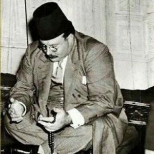 الملك فاروق يقرأ الفاتحه لجده محمد على باشا