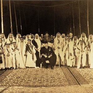 صوره للملك فاروق مع ابناء الملك عبد العزيز و احفاد