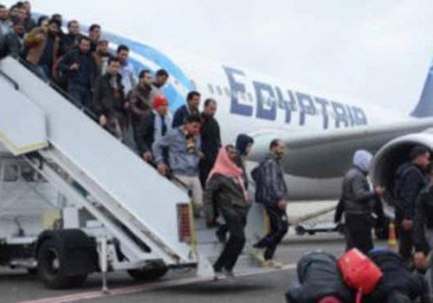 وصول مصريين من العاملين في ليبيا إلى مطار القاهرة