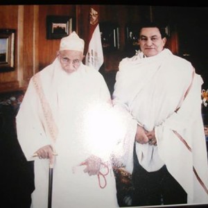 حسنى مبارك فى صوره غريبه مع رئيس طائفه البهره الهن