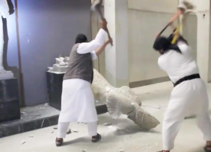 جانب من عملية تدمير الآثار الأشورية بمتحف الموصل