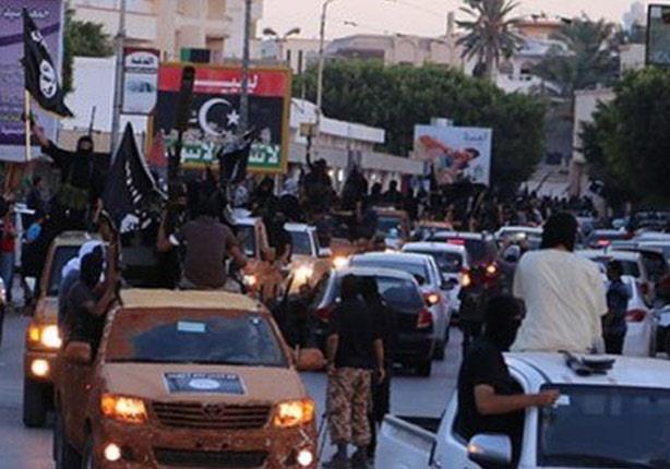 متشددو تنظيم الدولة الإسلامية يسيرون في مواكب في د