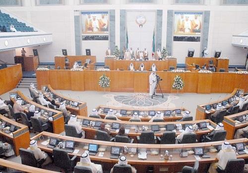 اسلحة وكلاشينكوف في البرلمان الكويتي