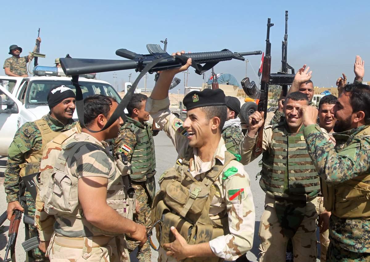القوات العراقية تحتفل باستعادة تكريت