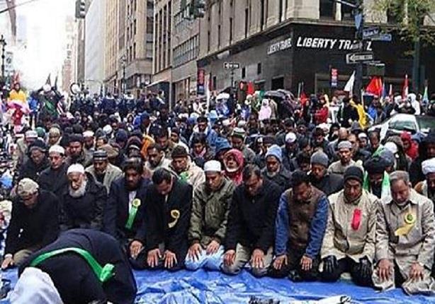 بعض المسلمين أثناء تأدية أحد الصلوات بشوارع فرنسا 