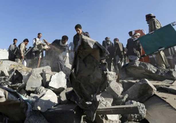 يمنيون يبحثون عن ناجين أو جثث ضحايا في أنقاض منازل