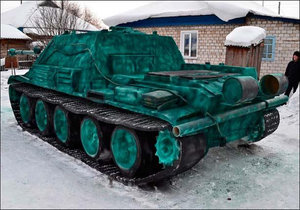 دبابة سوفيتية كاملة مصنوعة من الثلج