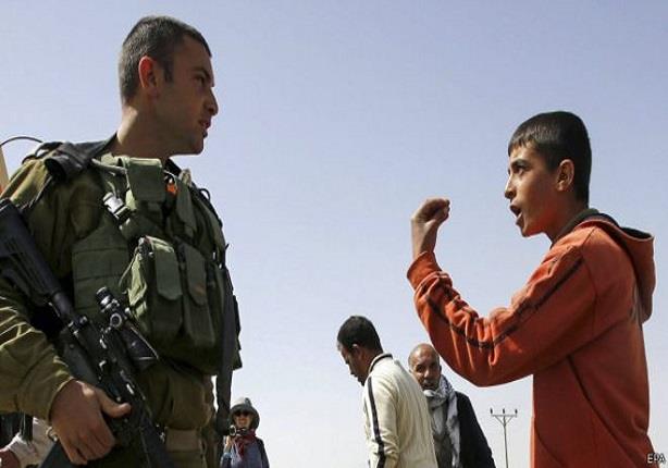 صبي فلسطيني يجادل جنديا إسرائيلي خلال مظاهرة بالضف