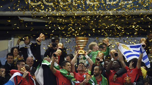 القائد تياجو سيلفا يرفع كأس البطولة لـPSG