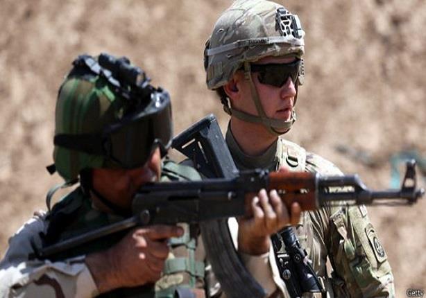 عسكريون أمريكيون يدربون القوات العراقية في معسكر ا