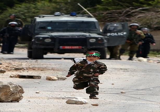 صبي فلسطيني يشارك في احتجاجات يوم الأسير