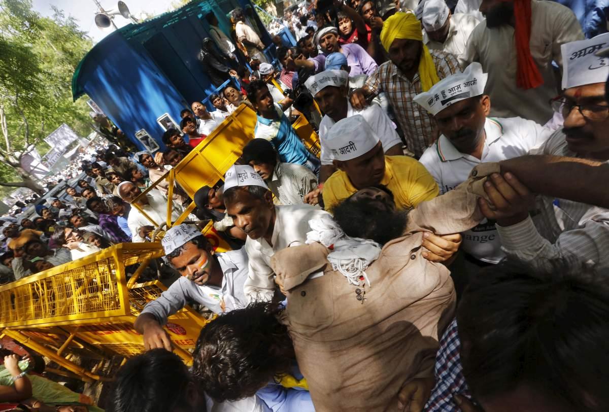 مواطنون يحملون جثة المزارع الهندي بعد انتحاره