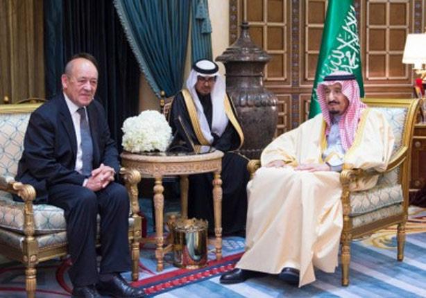 العاهل السعودي مع وزير الدفاع الفرنسي