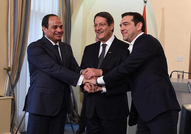 مصافحة السيسي لرئيس قبرص ورئيس وزراء اليونان
