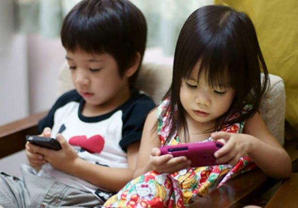 الاطفال اليابانيين يستخدمون الهواتف الذكية