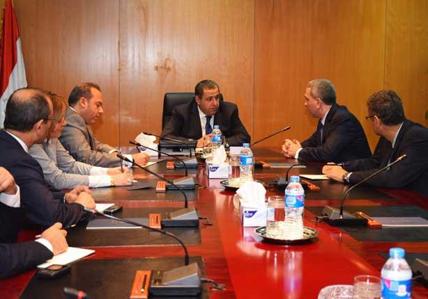 أشرف سالمان وزير الاستثمار مع السفير شاهين عبد الل