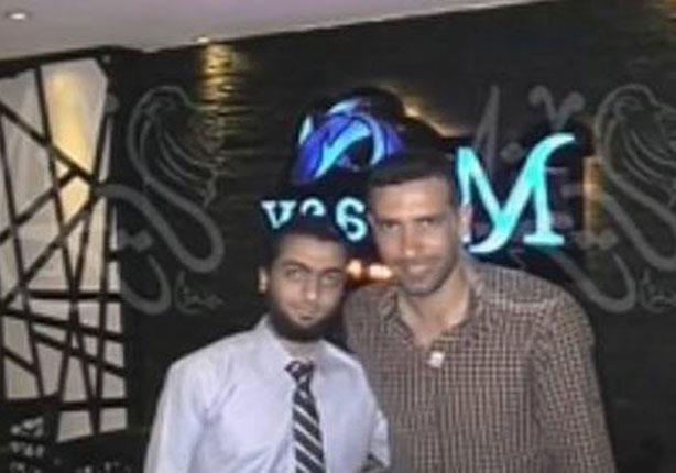 محمد أبو تريكة مع أحد المتورطين