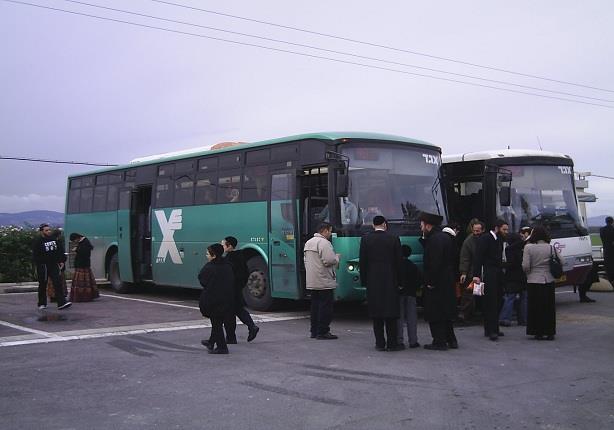 إسرائيل تمنع الفلسطينيين من استخدام نفس الحافلات م