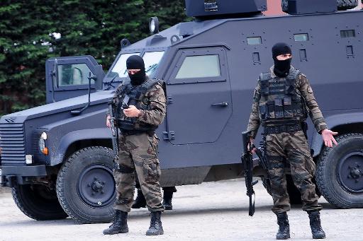 عنصران من القوات الخاصة للشرطة التركية خلال عملية 