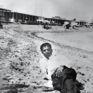 صدام حسين اثناء دراسته فى مصر .. على شاطئ الاسكندر